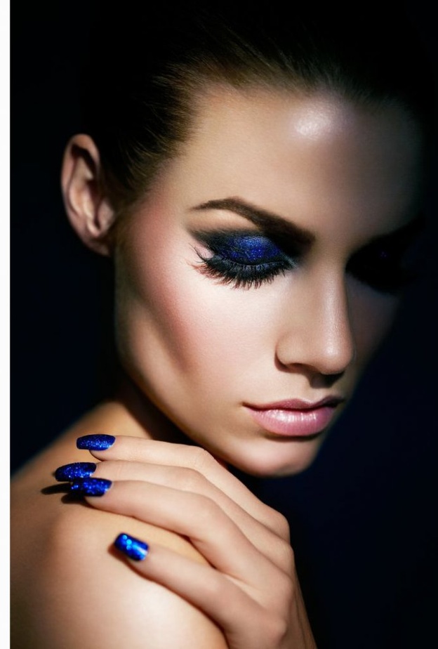 تفنني بهذه الإطلالة في مناسبات نهاية العام