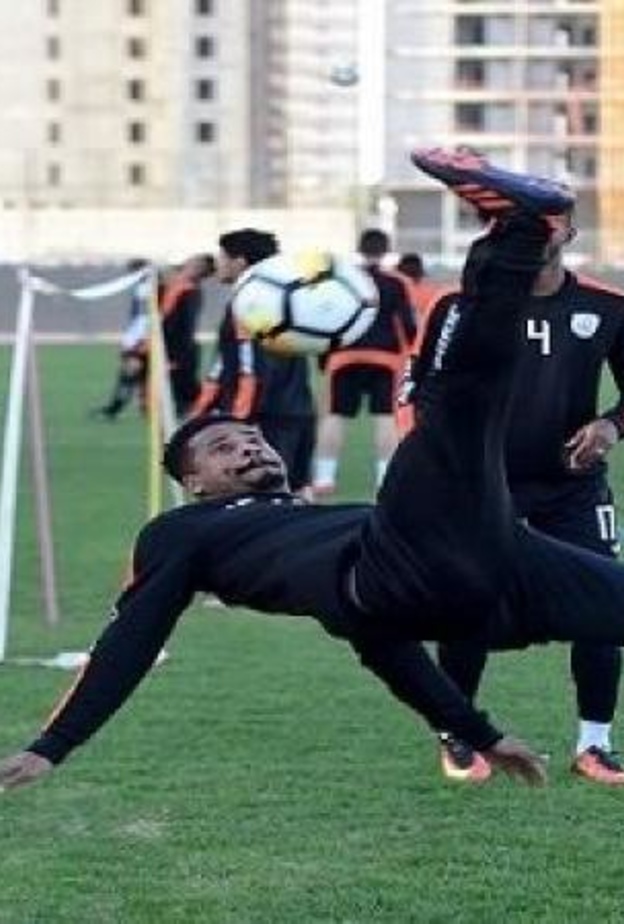 تشكيلة الشباب كاملة باستثناء هتان باهبري