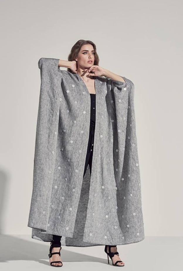 اكسري روتين الأسود وتألقي بأجمل تصاميم العبايات الملونة