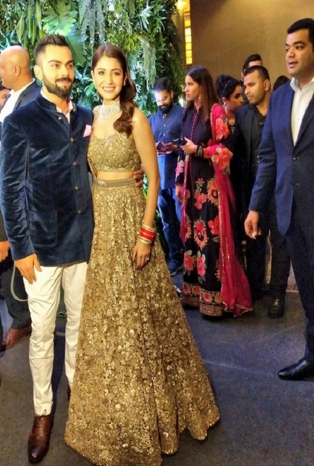 أنوشكا شارما وفيرات كولي ظهرا في حفل الاستقبال الذي أقيم في قاعة حفلات Astor Ballroom في فندق سانت ريجيس