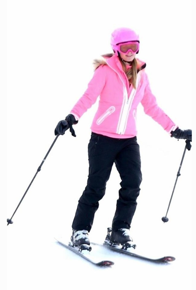 باريس هيلتون تقضي أوقاتا ممتعة بالتزلج على الثلوج في أسبن