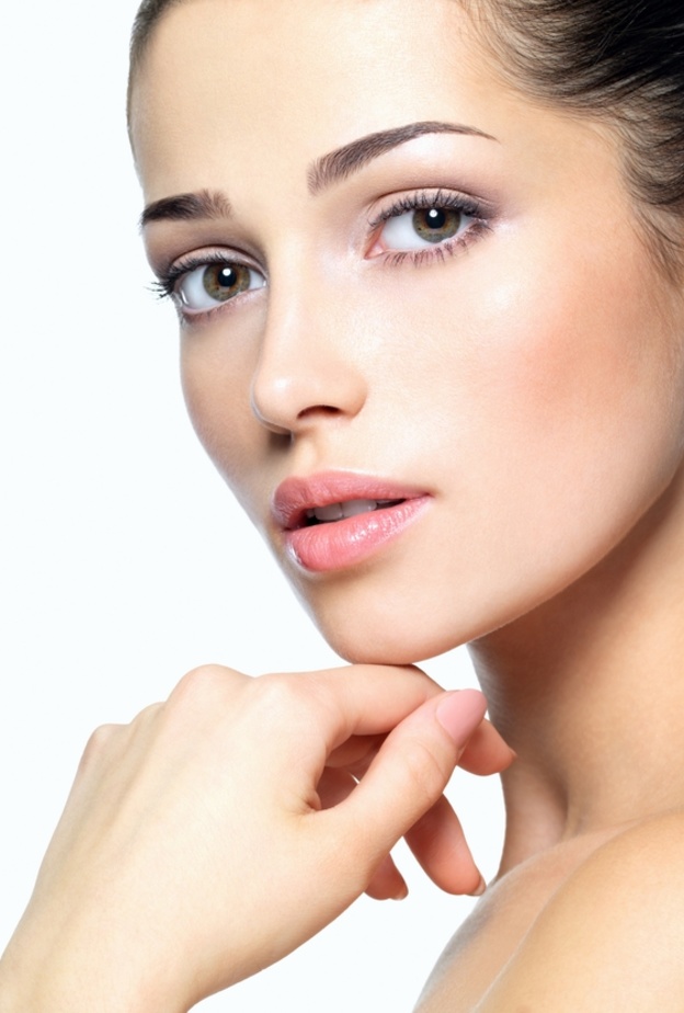 يساعد العسل بمنح بشرتك النعومة والنضارة المطلوبة