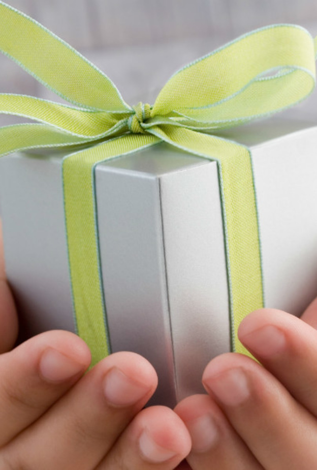 كيف تعلمين طفلك تقديم الهدية؟