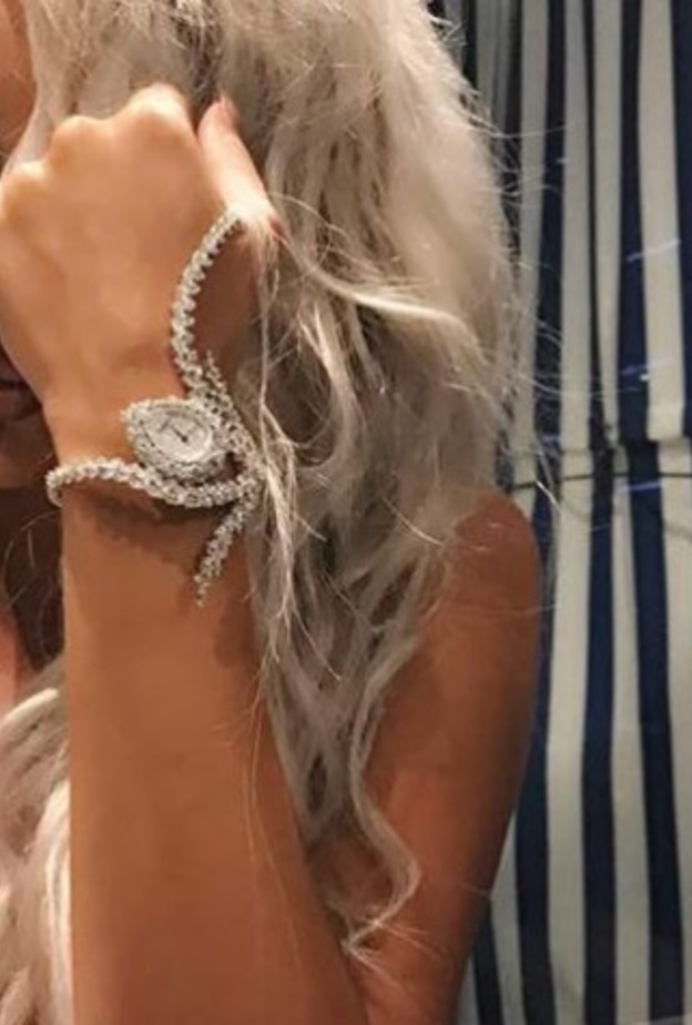 هيفاء وهبي تختار بوتات عصرية عالية الساق مع أقمشة النمر الفاخرة