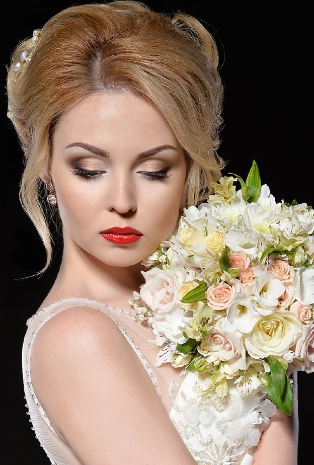 مكياج ناعم للعرايس باللون الاحمر