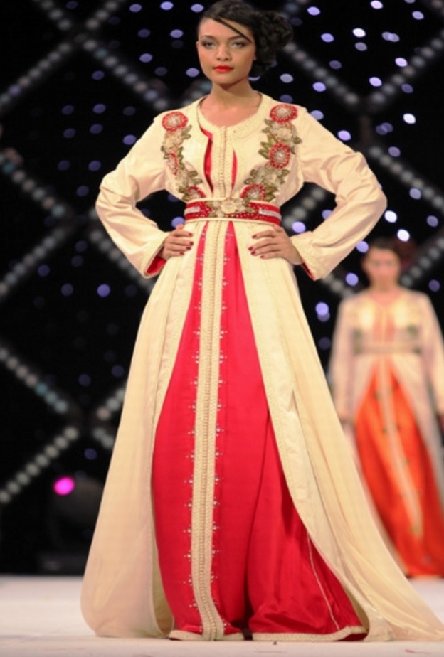 قفطان مغربي باللون الاحمر والذهبي