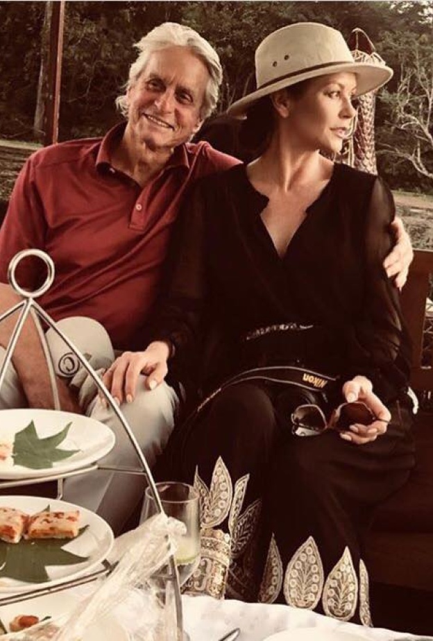 لقطة رومانسية تجمع كاثرين زيتا جونز وزوجها مايكل دوغلاس في كمبوديا