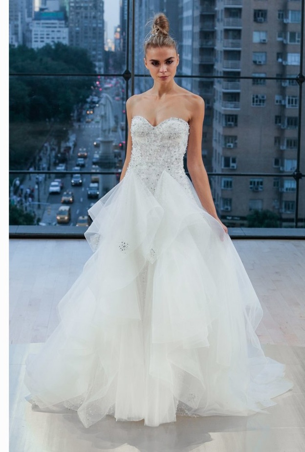 موديلات فساتين خطوبة مرصعة بالاحجار الكريمة من مجموعة فيكتور أند رولف Viktor & Rolf