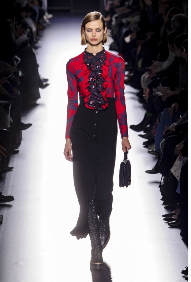 للمحجبات اعتمدي اللون الأحمر لتصاميمك في ليلة رأس السنة