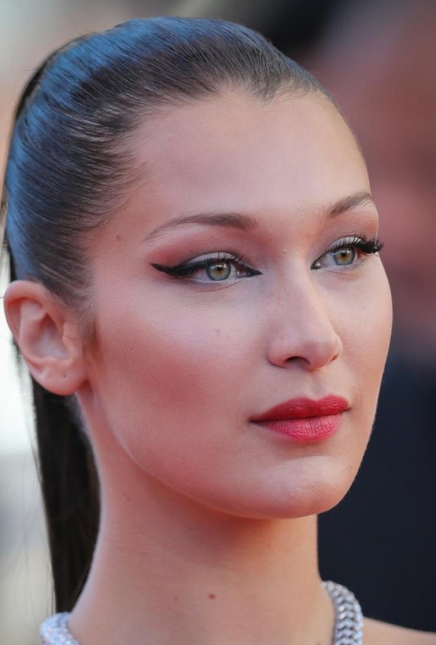 رسمات آيلاينر‎ ‎اسود رفيع مع البشرة البرونزية من ‏Sara Sampaio