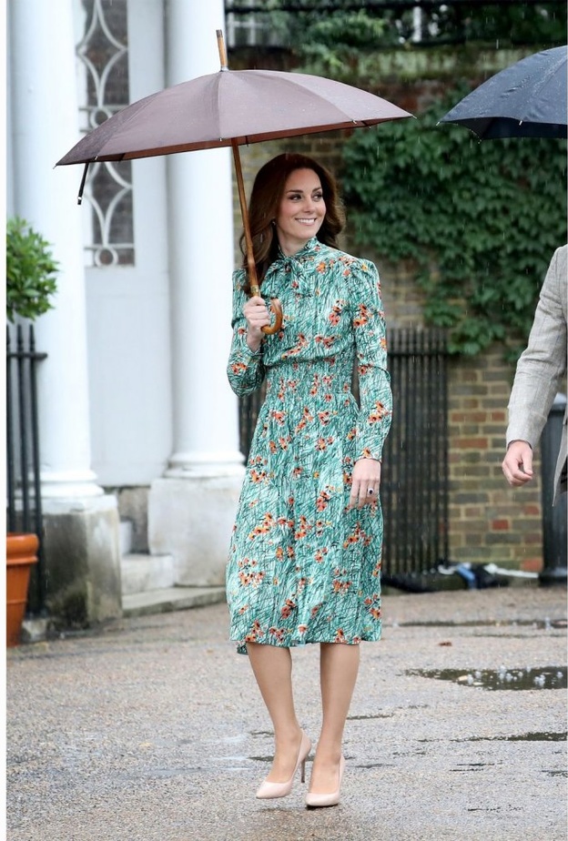 كيت ميدلتون ‏‎ Kate Middletonترتدي معطف ازرق بتوقيع دار كاثرين والكر‎ Catherine ‎Walker‏ مع الازرار المستقيمة