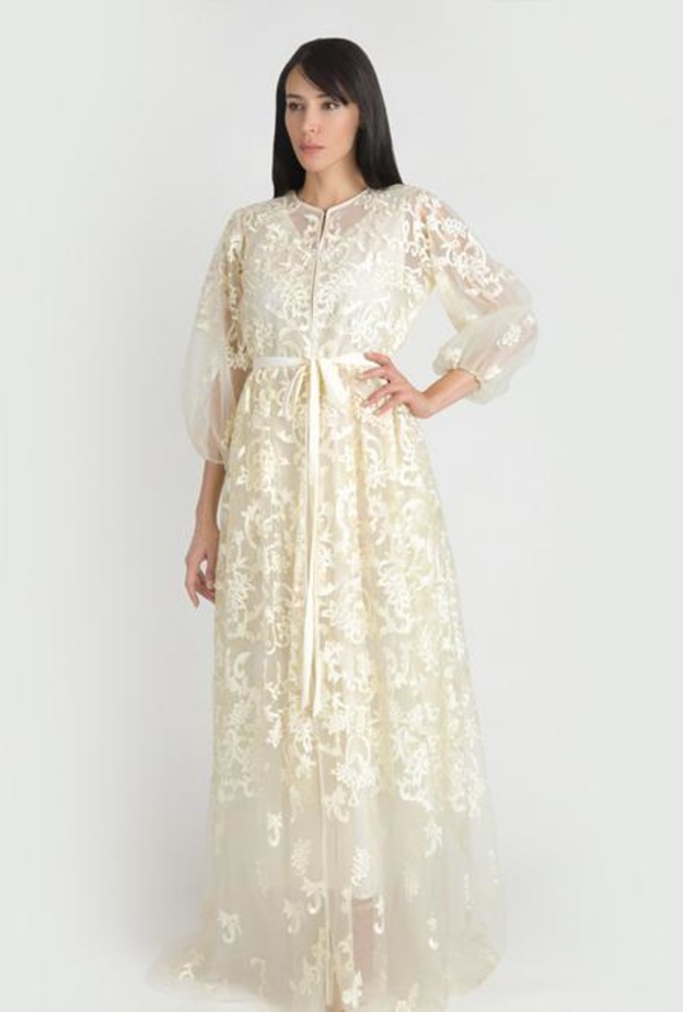 جلابية بيضاء مصممة من الدانتيل