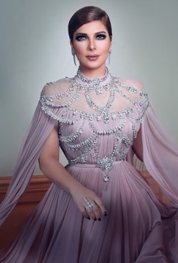 بلقيس ترتدي مجوهرات لازوردي