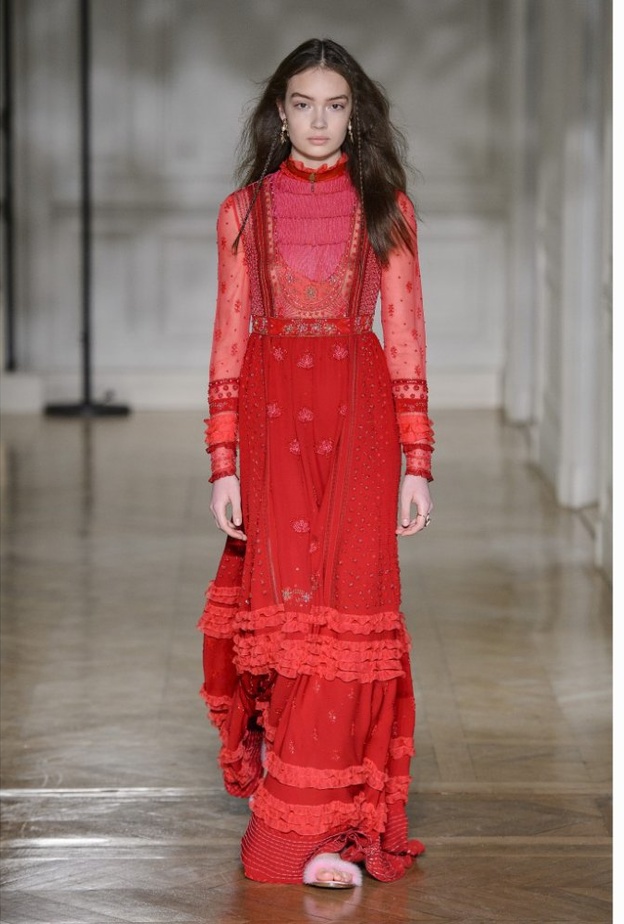 فساتين باللون الاحمر لسهرات راس السنة