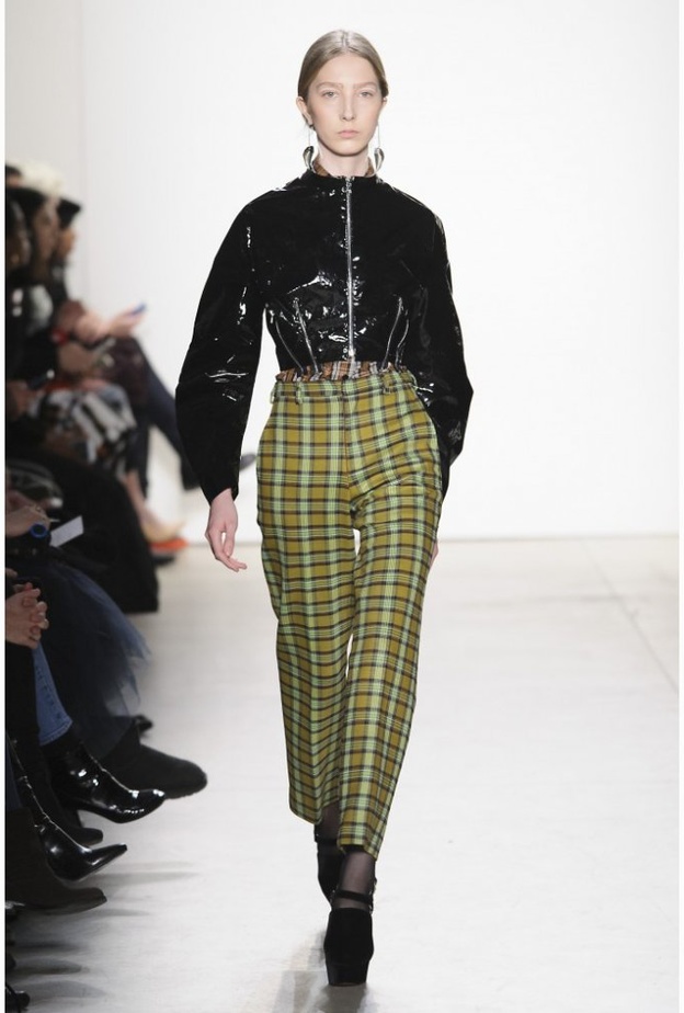 بنطلون الكاروه مع جاكيتات الجلد والقبعات الصوفية من وحي ‏Marc Jacobs