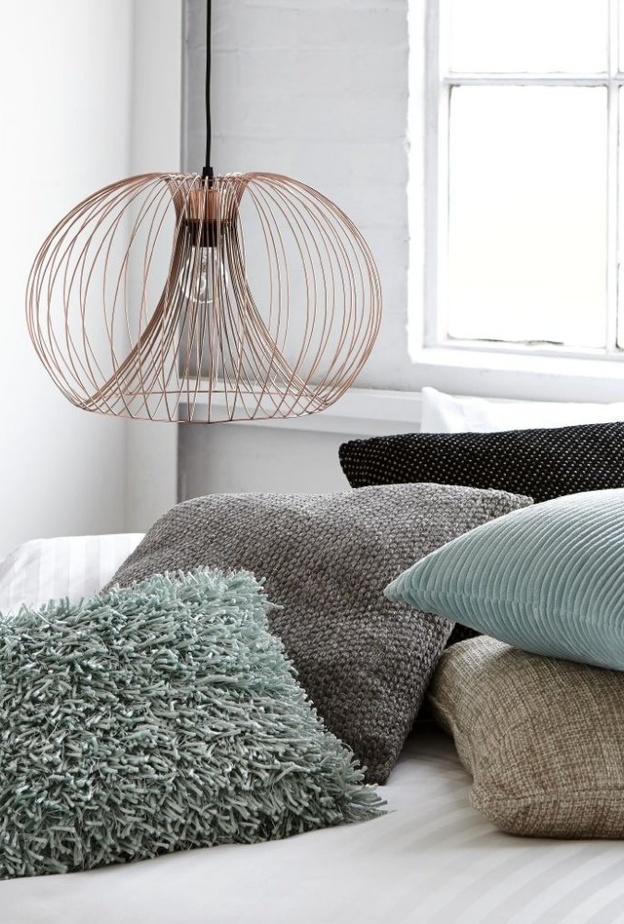 وسائد بألوان الربيع لديكور الكنب في غرفة الجلوس