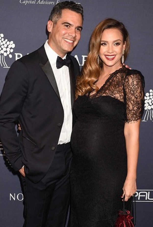 جيسيكا ألبا وكاش وارن