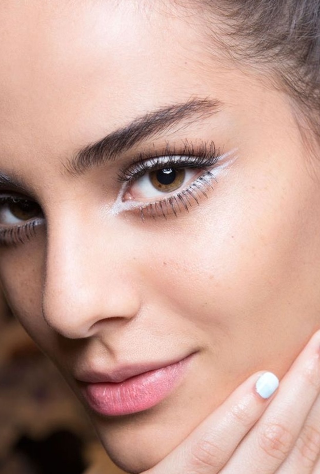ضعي الكحل الأبيض على عظمة الحاجب