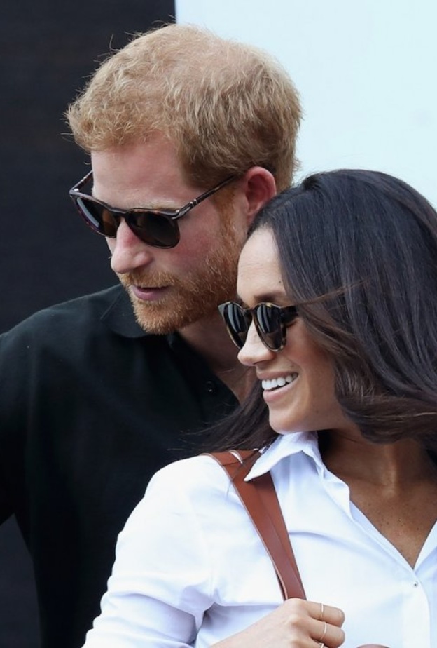 ميغان ماركل و الأمير هاري ركبا في المقاعد الخلفية للطائرة