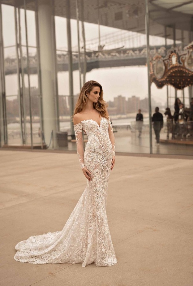 فستان عرس من Berta مكشوف الاكتاف