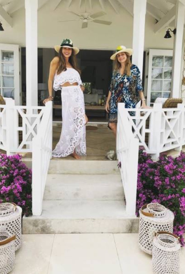 صوفيا فيرغارا تبدأ العام الجديد بعطلة على الشاطئ