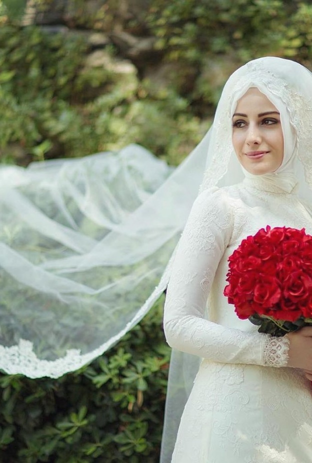 ضعي كريم الاساس المناسب للون بشرتك و وزعيه على كامل الوجه