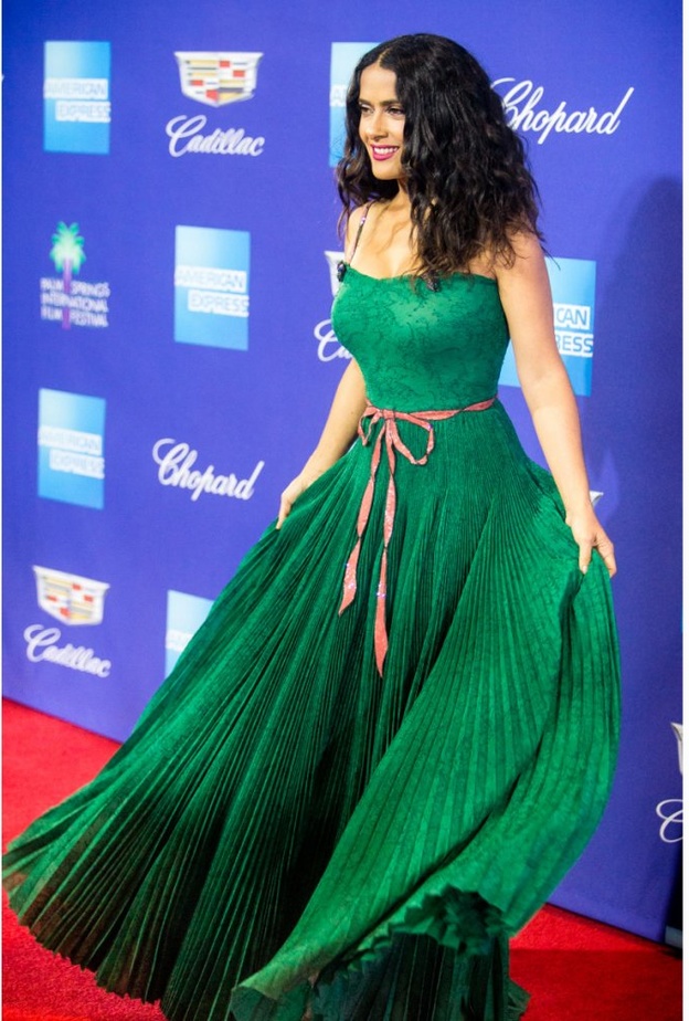 سلمى حايك تخطف الأنظار بأنوثتها وعفويتها