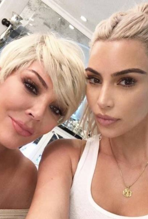 كريس جينر وابنتها كيم توأمان بالشعر الأشقر!