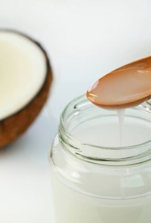 تعرفي على فوائد زيت جوز الهند على شعرك