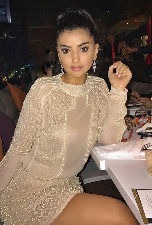 فوز الفهد بفستان متعدد النقشات