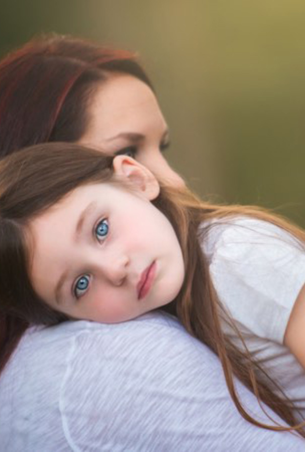 نصائح للتعامل مع تعلق الطفل الزائد بالام 