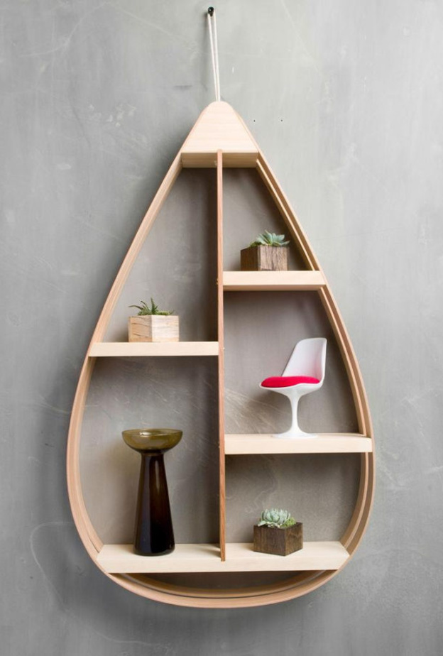 رف من الخشب مصمم بخطوط انسيابية رائعة