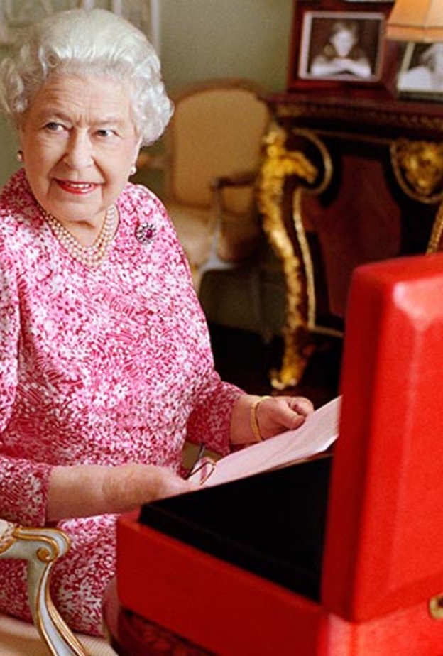 ملكة بريطانيا تتوقف عن العمل تماما