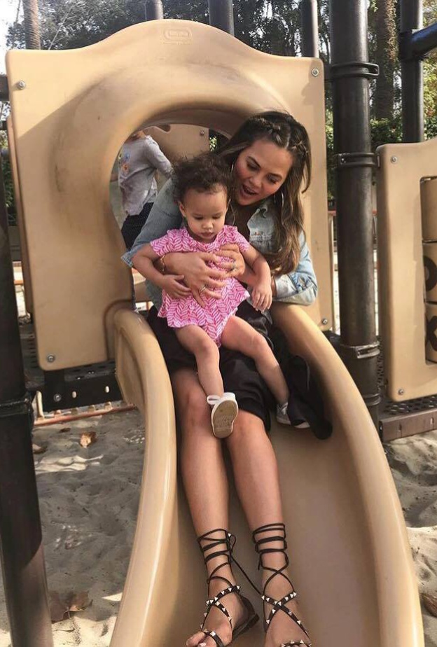 كريسي تايجن تقضي أوقاتا ممتعة برفقة ابنتها