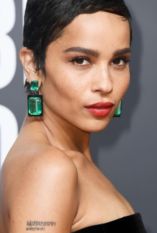 زوي كرافيتز Zoë Kravitz ترتدي أقراط زمرد من لورين شوارتز