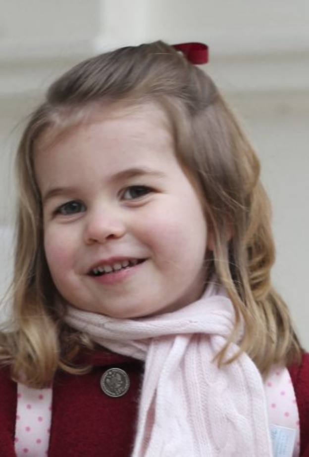 إطلالة الأميرة تشارلوت باللون الأحمر