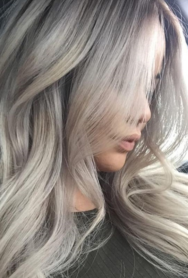 تسريحة جذابة مع الشعر الأشقر البلاتيني