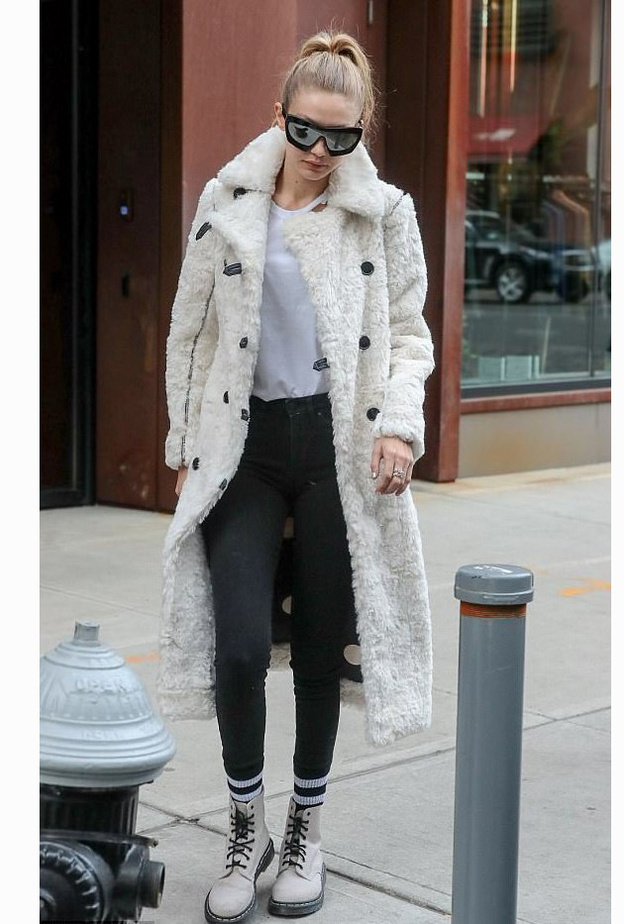 جيجي حديد في معطف قصير ياللون الأحمر اختارته من اتش اند ام