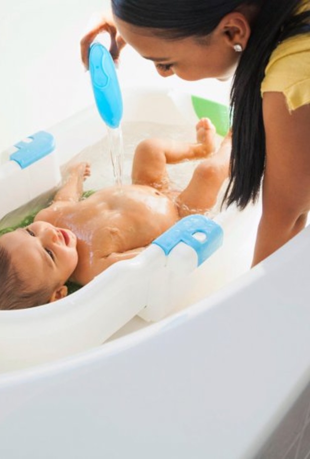  تحديد الوقت المناسب لتحميم الرضيع من الأمور الهامة التي يجب مراعاتها سواء في فصل الصيف او الشتاء