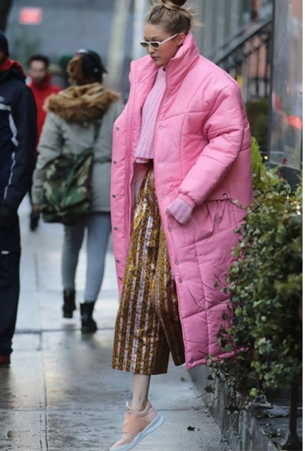 جيجي حديد باطلالة عصرية وملفتة للأنظار في شوارع نيويورك