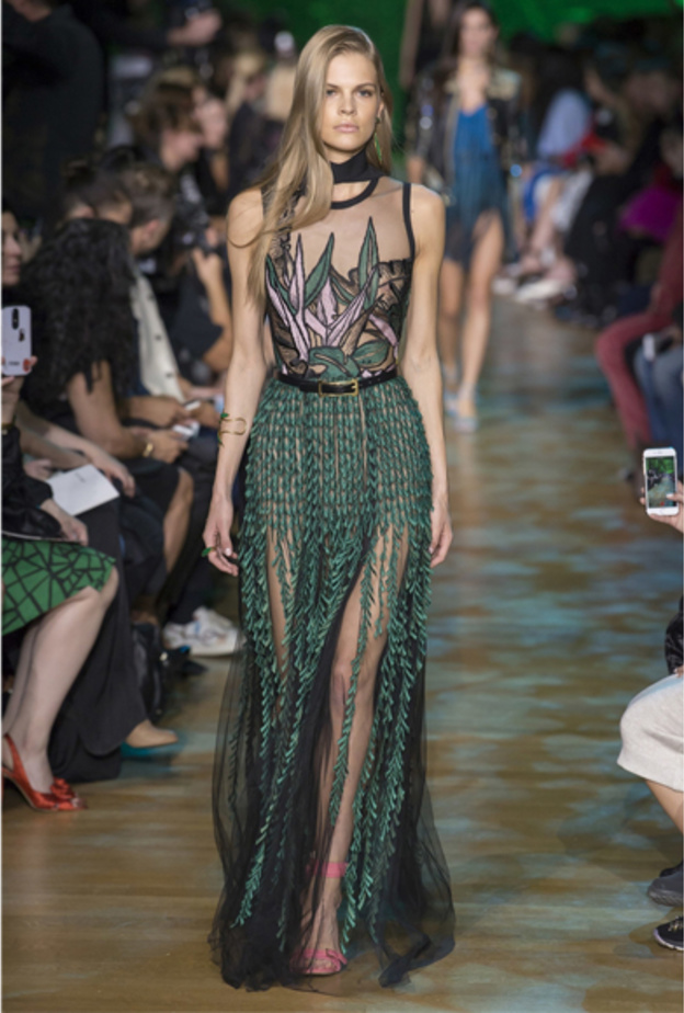 تصاميم فساتين السهرة لهذا الموسم من حيث الأقمشة والقصات والألوان 