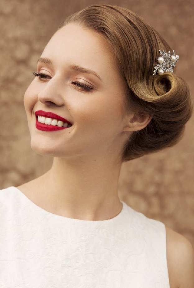 تسريحة شعر مع تاج