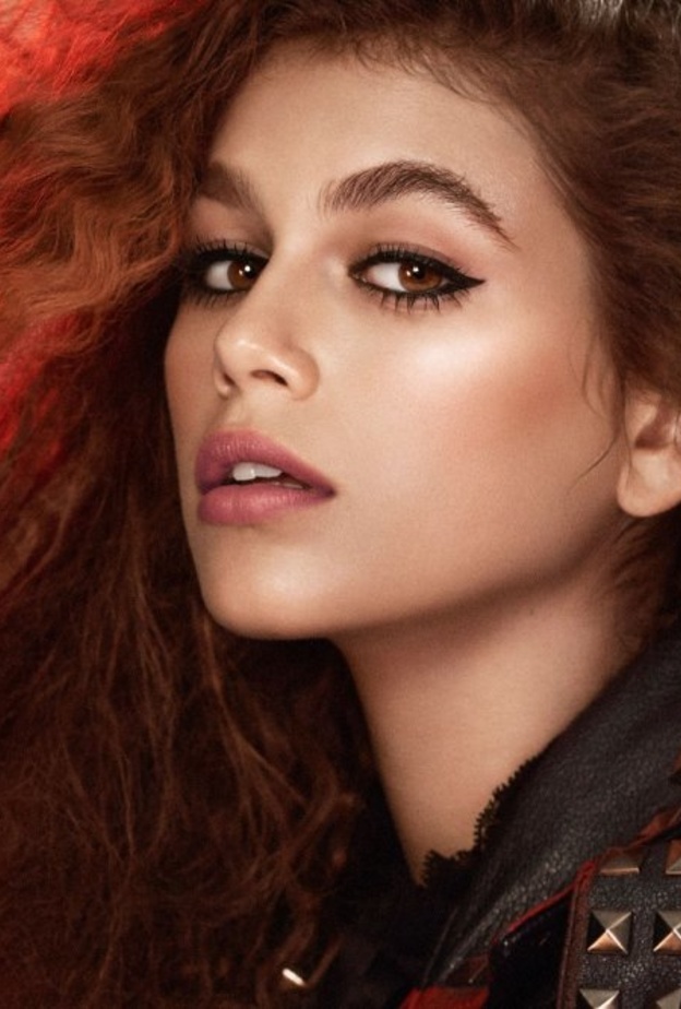 رسمات عيون مع الآيلاينر الاسود من كايا غيربر Kaia Gerber