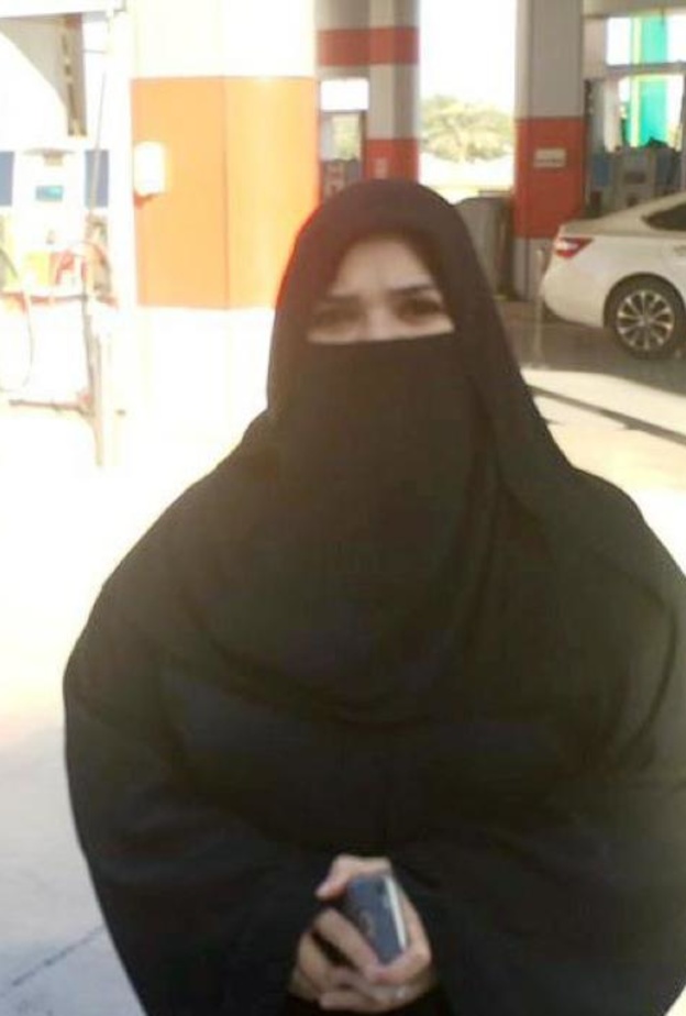 ميرفت بخاري أول سعودية تدير محطة بنزين بنفسها