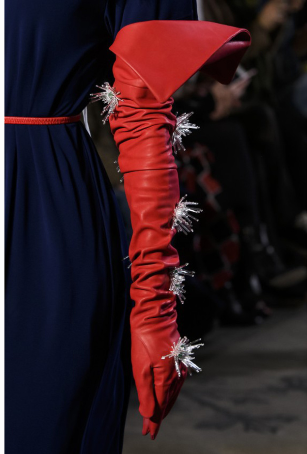 قفازات ذهبية لشتاء 2018 من Cristiano Burani