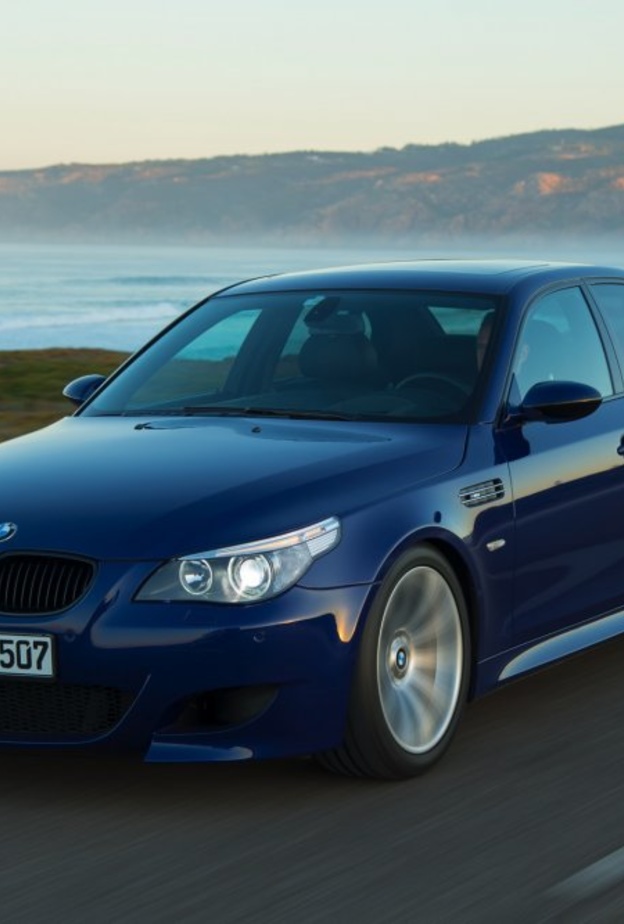 فيديو سيارة BMW M5 تكسر الرقم القياسي لأطول تفحيط