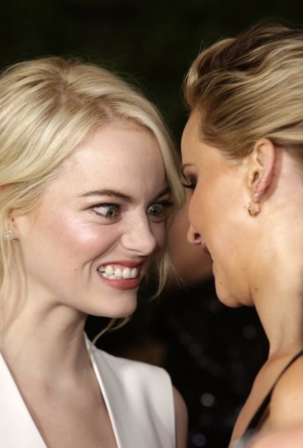 جينيفر لورانس تعاتب إيما ستون بسبب الماكياج ؟!