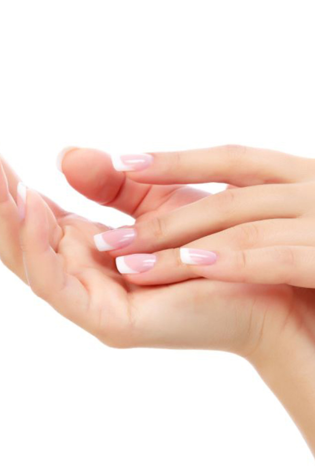 استخدمي زيت اللوز الحلو لحماية الأظافر