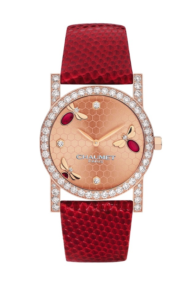 ساعة بولغاري من الذهب وحزام أحمر