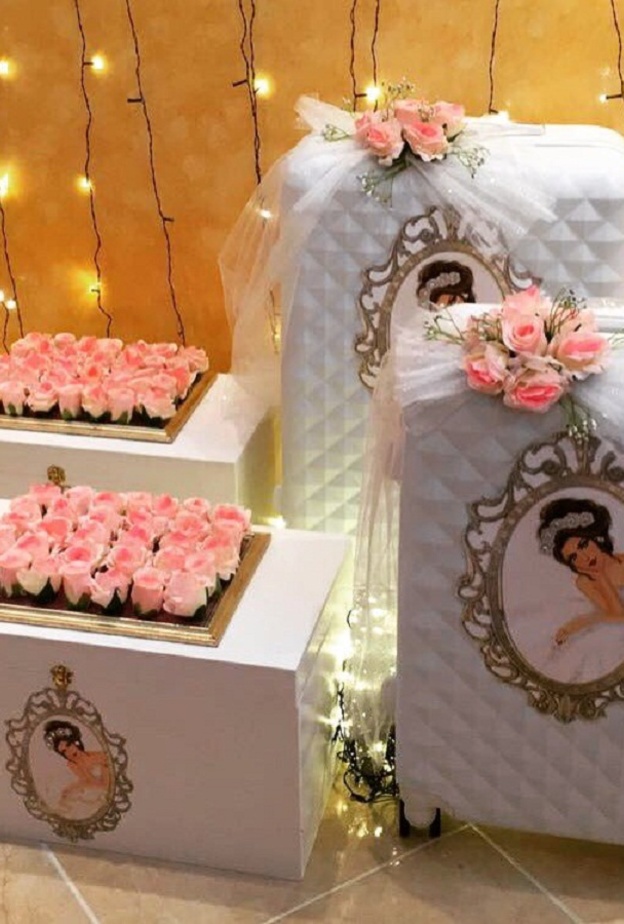 دبش مزين بالورود الطبيعية والاصطناعية